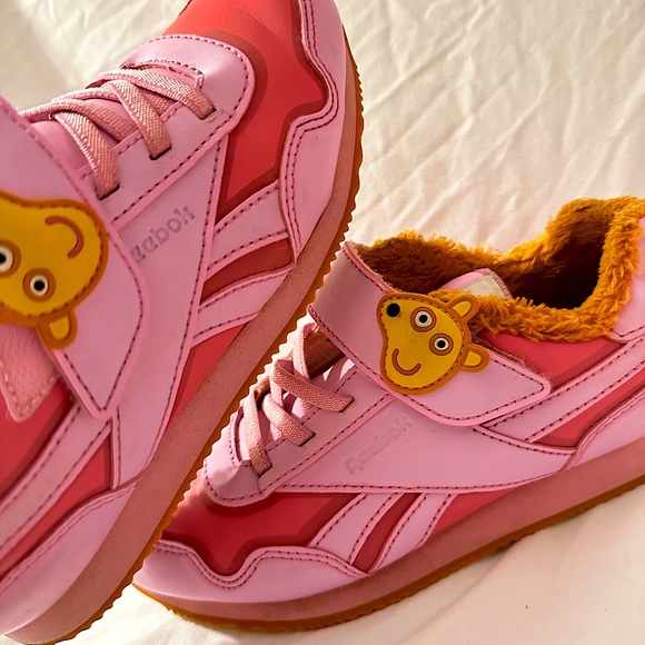 PEPPA PIG REBOOK CLASSICS - Picture 1 of 13